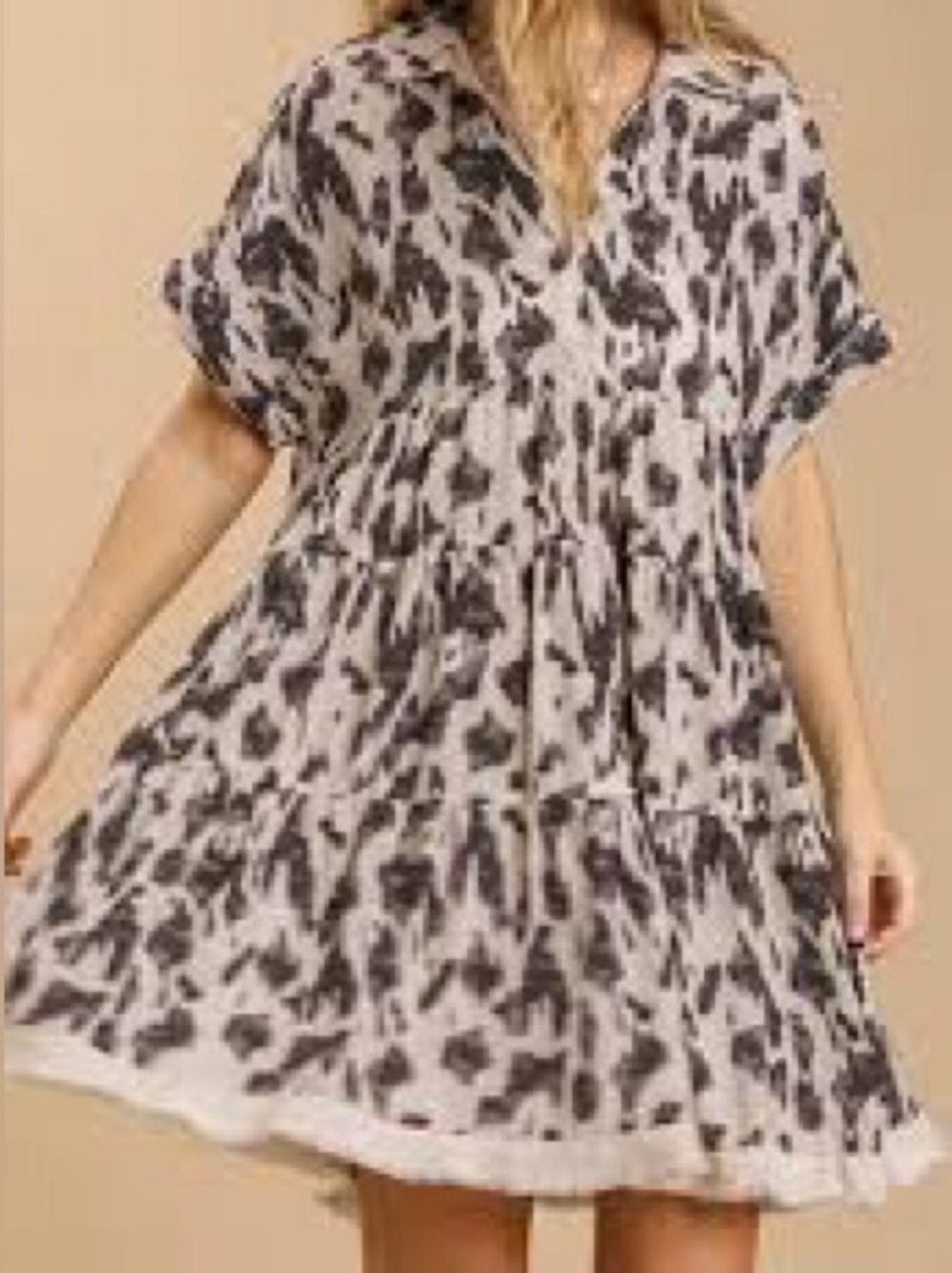 Umgee black/gray/beige abstract animal print tiered mini dress. Size M